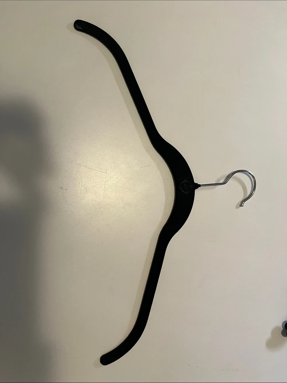 Velvet Non-Slip Slim Clothes Hangers - Black. (24)